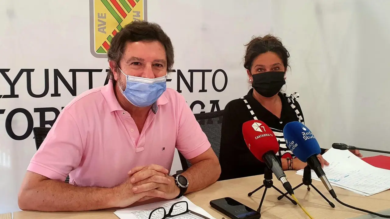 La concejala de Cultura, Esther V&eacute;lez, y el coordinador Carlos Alcorta presentan en rueda de prensa la IV Feria del Libro de Torrelavega.