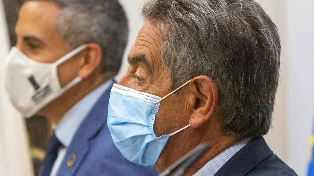 El presidente de Cantabria, Miguel &Aacute;ngel Revilla; el vicepresidente y consejero de Universidades, Igualdad, Cultura y Deporte, Pablo Zuloaga durante la rueda de prensa.