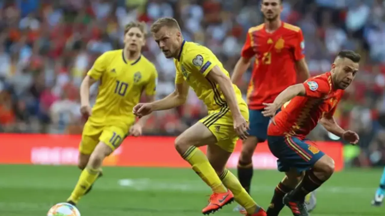 Jordi Alba y Viktor Claesson pugnan por un bal&oacute;n en el Espa&ntilde;a-Suecia de la fase de clasificaci&oacute;n para la EURO 2020 - Laurent Lairys / DPPI / AFP7 / Europapress