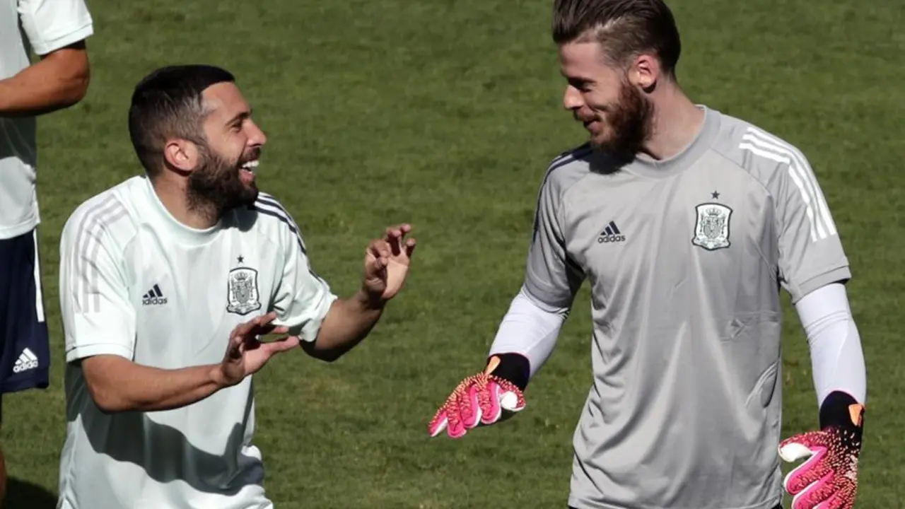 Spain goalkeeper David de Gea (R) and teammate Jordi Alba during a training session in Seville, Spain, 13 June 2021. Spain will face Sweden in their UEFA EURO 2020 group E preliminary round soccer match on 14 June 2021. (Espa&ntilde;a, Suecia, Sevilla) EFE/EPA/Julio Munoz / POOL