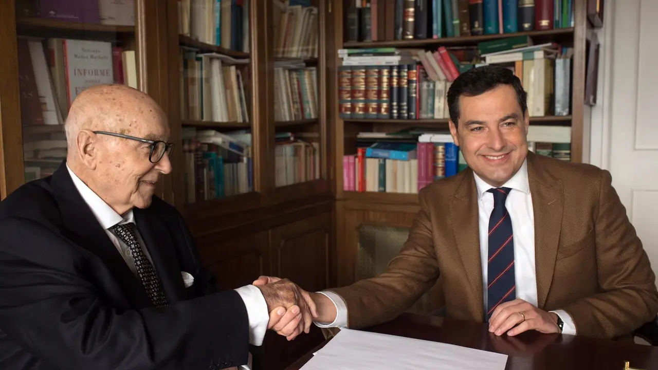 Archivo - El presidente de la Junta de Andaluc&iacute;a, Juanma Moreno, y el exministro de UCD Manuel Clavero, en una imagen de archivo.