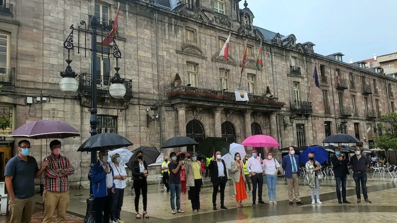 La corporaci&oacute;n del Ayuntamiento de Torrelavega durante el minuto de silencio. / ALERTA