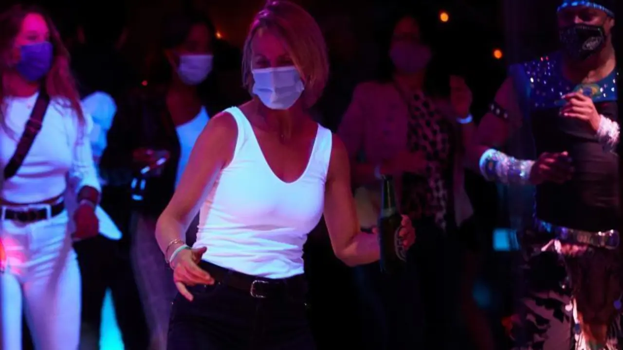 Ensayo cl&iacute;nico efectuado en Sitges el pasado mes de mayo, en el que cerca de 400 voluntarios disfrutaron de nuevo de bares nocturnos sin la necesidad de guardar distancia social aunque con mascarilla, uso de gel hidroalcoh&oacute;lico y tras haberse sometido a una prueba r&aacute;pida de ant&iacute;genos. EFE/Alejandro Garc&iacute;a/Archivo