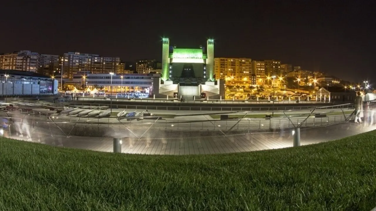 Archivo - Vista nocturna del Palacio de Festivales de Cantabria desde la duna de Zaera