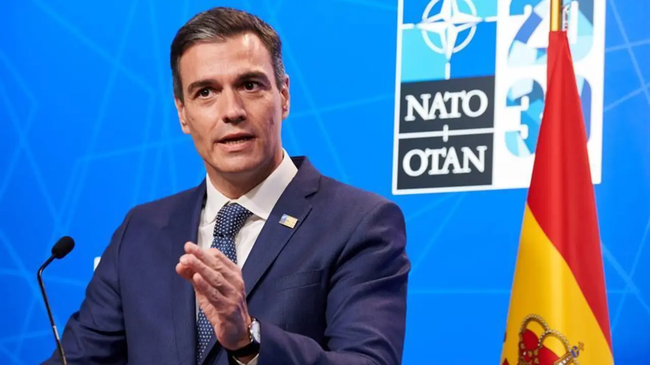 El presidente del Gobierno espa&ntilde;ol, Pedro S&aacute;nchez durante la rueda de prensa conjunta ofrecida con el secretario general de la OTAN, Jens Stoltenberg este lunes en el marco de la Cumbre de la OTAN que se celebra en Bruselas. EFE/ Horst Wagner