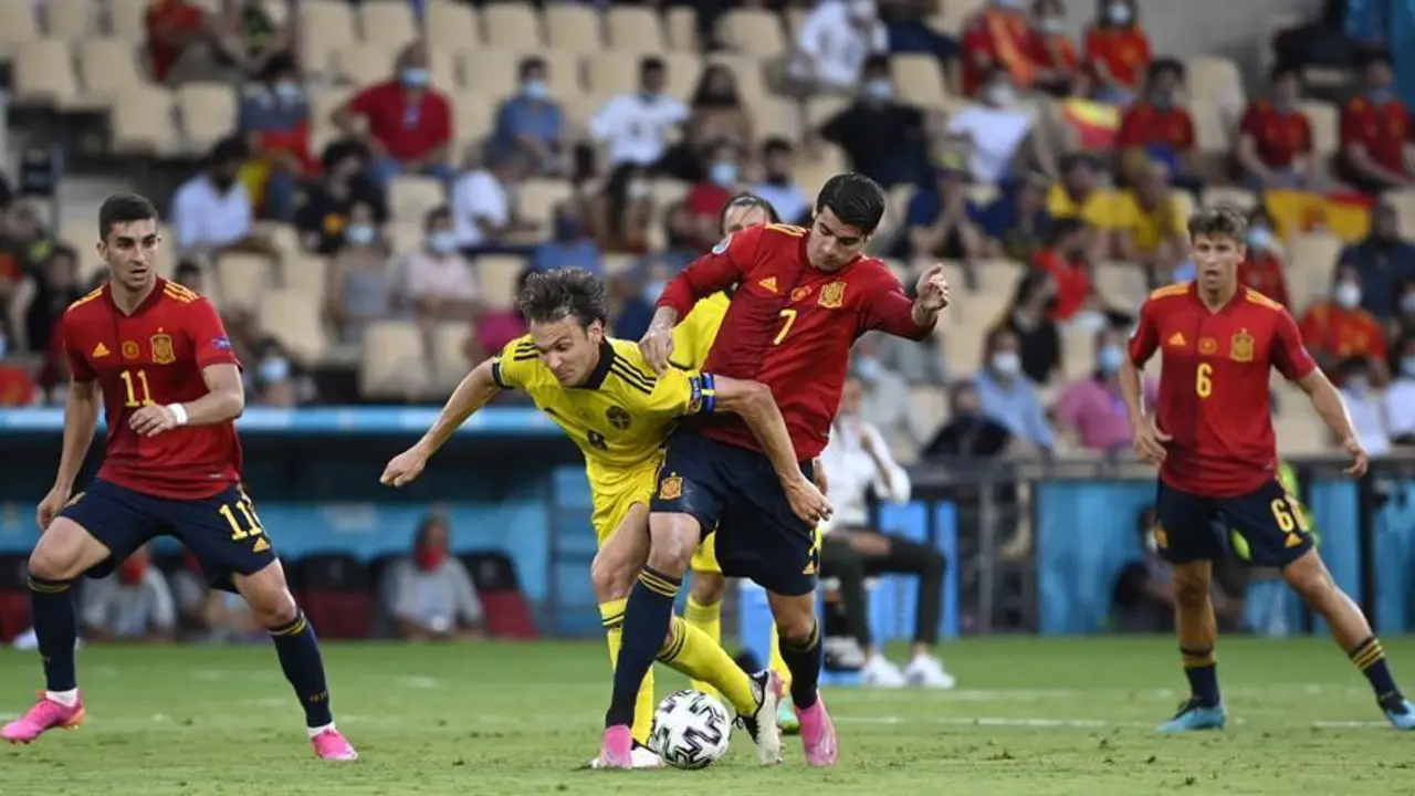 &Aacute;lvaro Morata (R) de Espa&ntilde;a en acci&oacute;n contra Sebastian Larsson de Suecia durante el partido de f&uacute;tbol de la ronda preliminar del grupo E de la UEFA EURO 2020 entre Espa&ntilde;a y Suecia en Sevilla, Espa&ntilde;a, 14 de junio de 2021. (Espa&ntilde;a, Suecia, Sevilla) EFE/EPA/Pierre Philippe Marcou / POOL (RESTRICCIONES: S&oacute;lo para fines informativos editoriales. Las im&aacute;genes deben aparecer como im&aacute;genes fijas y no deben emular las secuencias de v&iacute;deo de la acci&oacute;n del partido. Las fotograf&iacute;as que se publiquen en las publicaciones en l&iacute;nea deber&aacute;n tener un intervalo de al menos 20 segundos entre la publicaci&oacute;n).

Traducci&oacute;n realizada con la versi&oacute;n gratuita del traductor www.DeepL.com/Translator