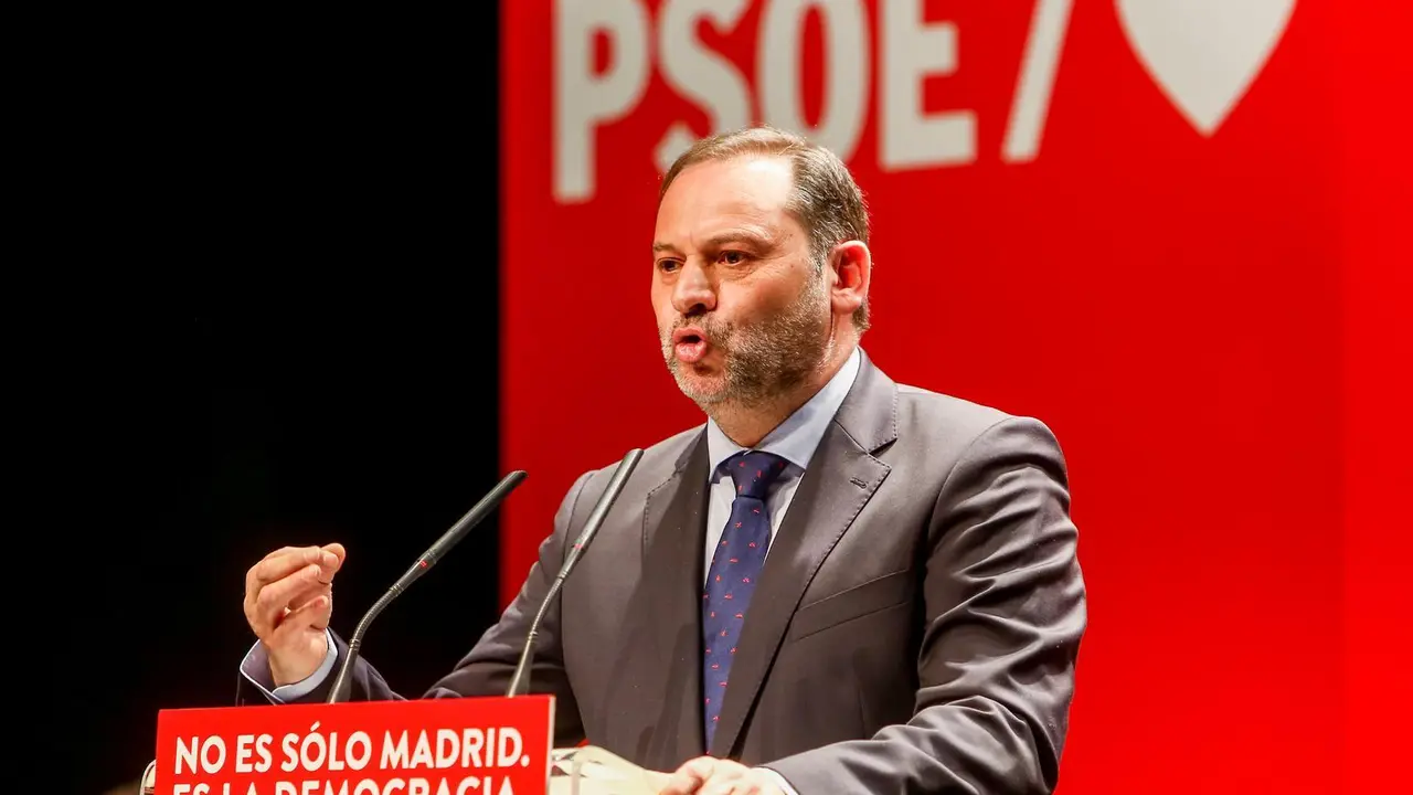 Archivo - El ex secretario de Organizaci&oacute;n del PSOE y ministro de Transportes, Movilidad y Agenda Urbana, Jos&eacute; Lu&iacute;s &Aacute;balos, interviene en una rueda de prensa durante un acto del partido