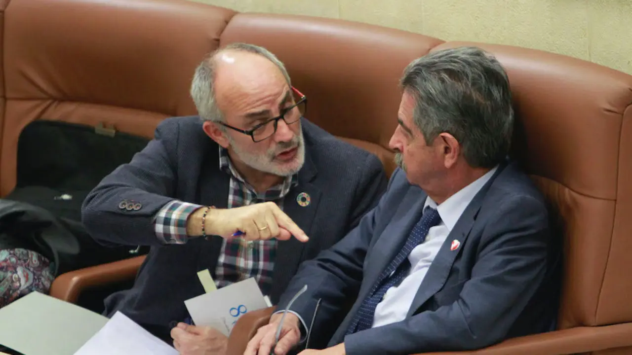 El consejero de Sanidad, Miguel Rodr&iacute;guez y M. A. Revilla. / ALERTA