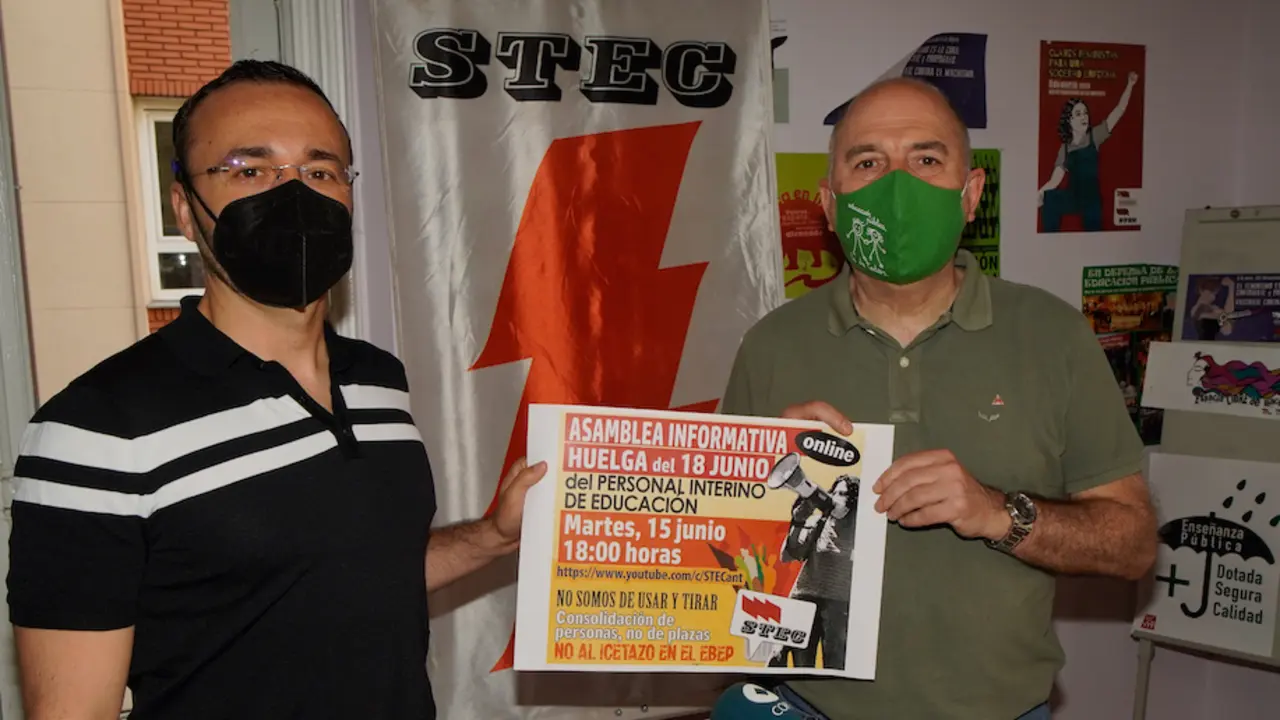 Jes&uacute;s Aguayo y Ra&uacute;l Ag&uuml;era con un cartel anunciador de la huelga. / Hardy