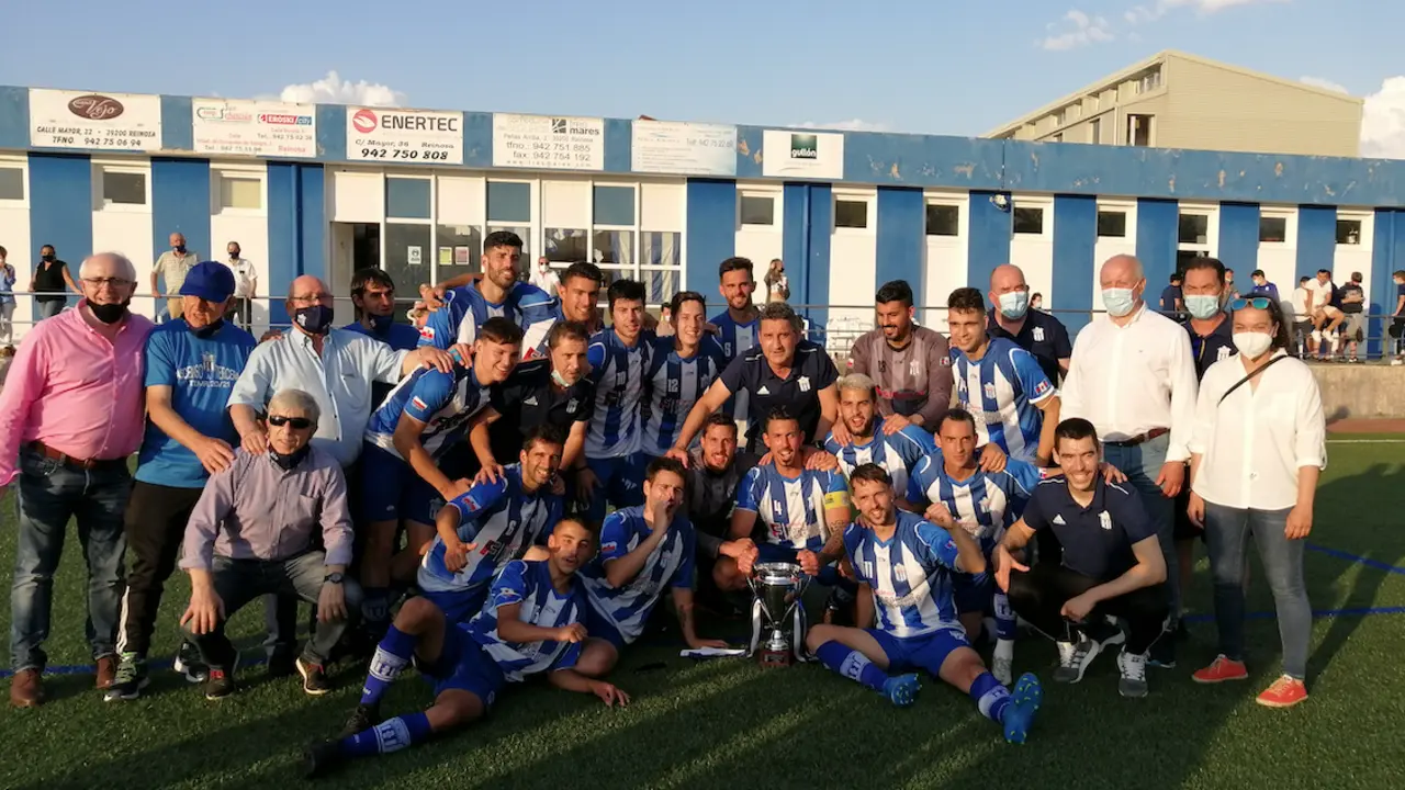 Jugadores, directivos y aficionados del Naval celebran el t&iacute;tulo. / Queimadelos
