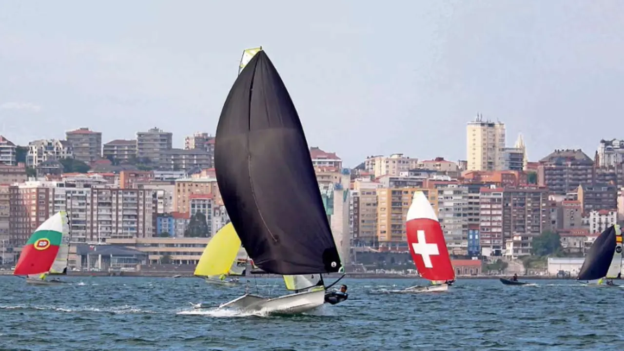La Semana Internacional de la Vela de Santander, en la que participan tripulaciones de 14 naciones, con sus representantes ol&iacute;mpicos, sirve desde ayer de ensayo general para muchos de
estos deportistas.