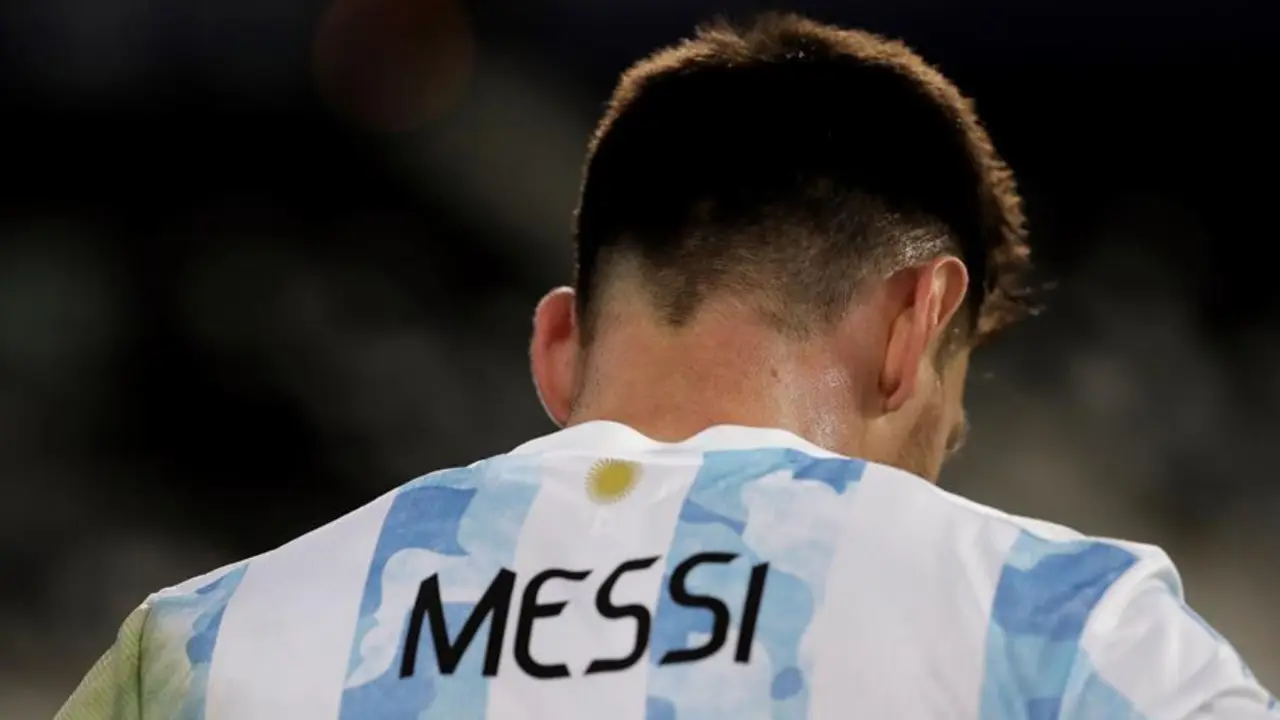 Lionel Messi de Argentina hoy, al final de un partido ante Chile de la Copa Am&eacute;rica ante Argentina en el estadio Ol&iacute;mpico Nilton Santos, en R&iacute;o de Janeiro (Brasil). EFE/Antonio Lacerda