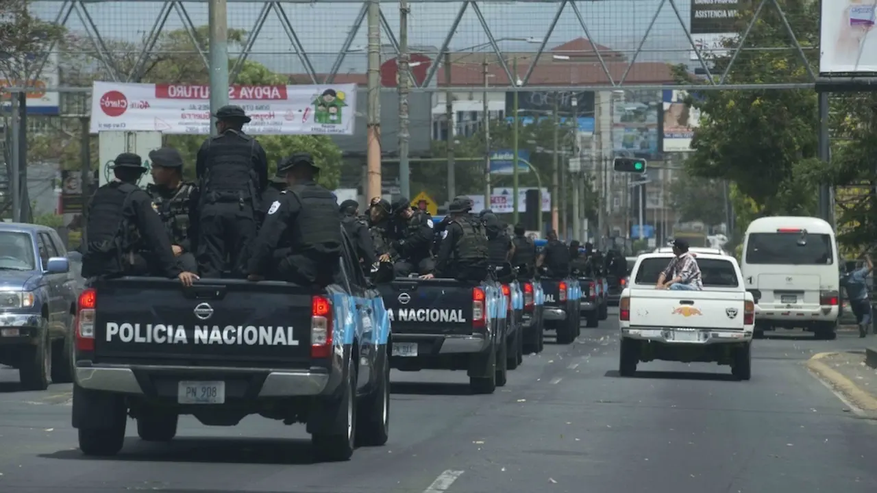 Agentes de polic&iacute;a vigilan frente a la oficina del fiscal general donde F&eacute;lix Maradiaga, aspirante a candidato de la oposici&oacute;n, fue citado por las autoridades, en Managua, Nicaragua, la semana pasada. Fotograf&iacute;a: LA NACION