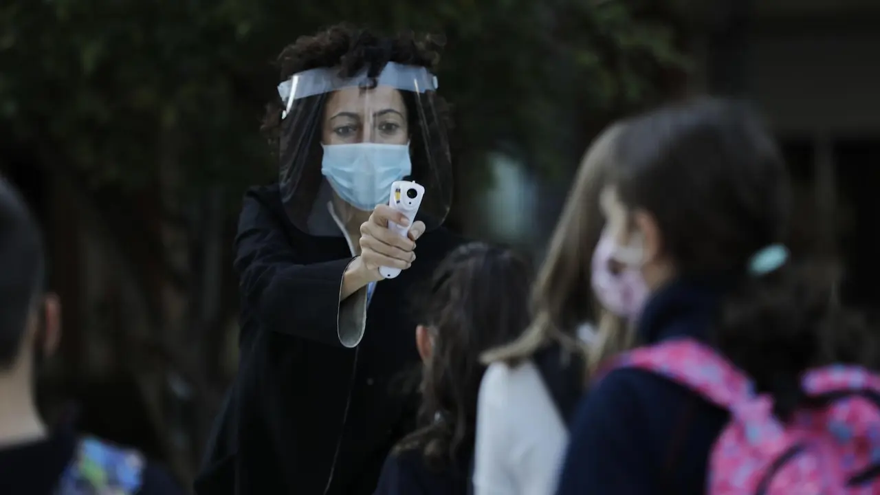 Archivo - Toma de temperatura a alumnos de un colegio, foto de archivo