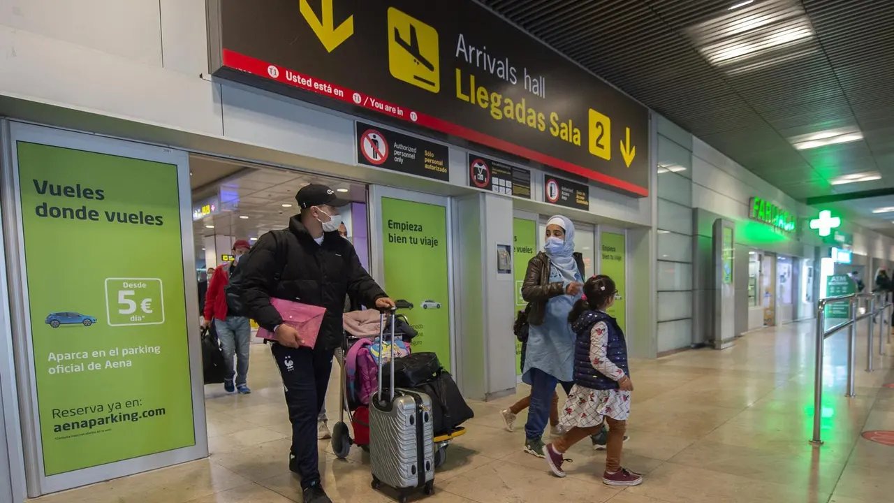 Archivo - Varias viajeros de un vuelo procedente de Casablanca (Marruecos), en la Terminal T1 del Aeropuerto Madrid - Barajas Adolfo Su&aacute;rez, en Madrid (Espa&ntilde;a), a 30 de marzo de 2021.