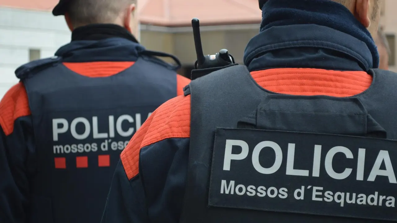 Archivo - Dos agents dels Mossos d'Esquadra (Recurs)
