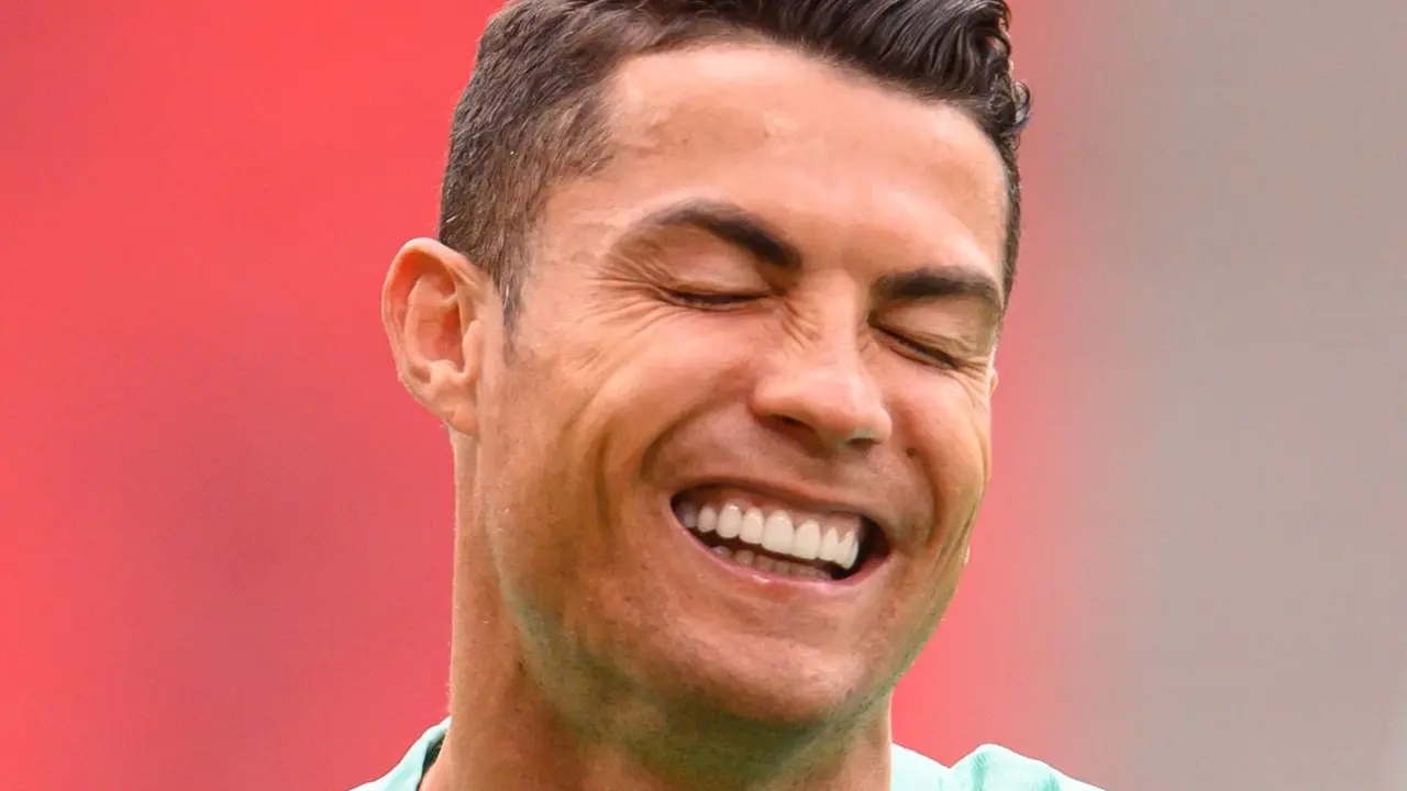 El portugu&eacute;s Cristiano Ronaldo se r&iacute;e durante una sesi&oacute;n de entrenamiento del equipo en el Puskas Arena antes del partido de f&uacute;tbol del Grupo F de la Eurocopa 2020 del martes contra Hungr&iacute;a. Foto: Robert Michael/dpa-Zentralbild/dpa