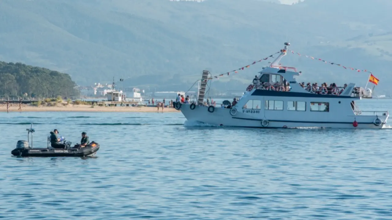 Una patrulla de la Guardia Civil mar&iacute;tima por las aguas de Santo&ntilde;a. / REGUERA