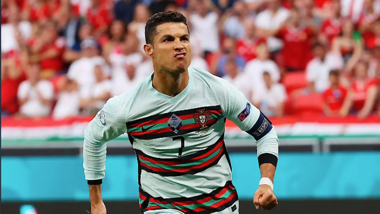 Cristiano Ronaldo, de Portugal, celebra tras marcar el segundo gol. EFE/EPA/Bernadett Szabo