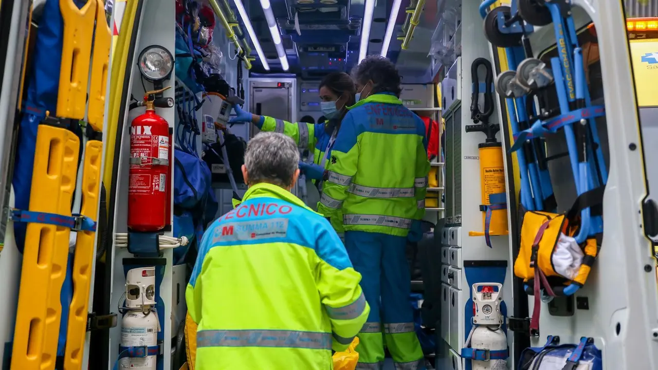 Archivo - Un grupo de sanitarios del SUMMA 112 en un d&iacute;a de servicio de la segunda ola del coronavirus, en Madrid (Espa&ntilde;a), a 16 de noviembre de 2020. 