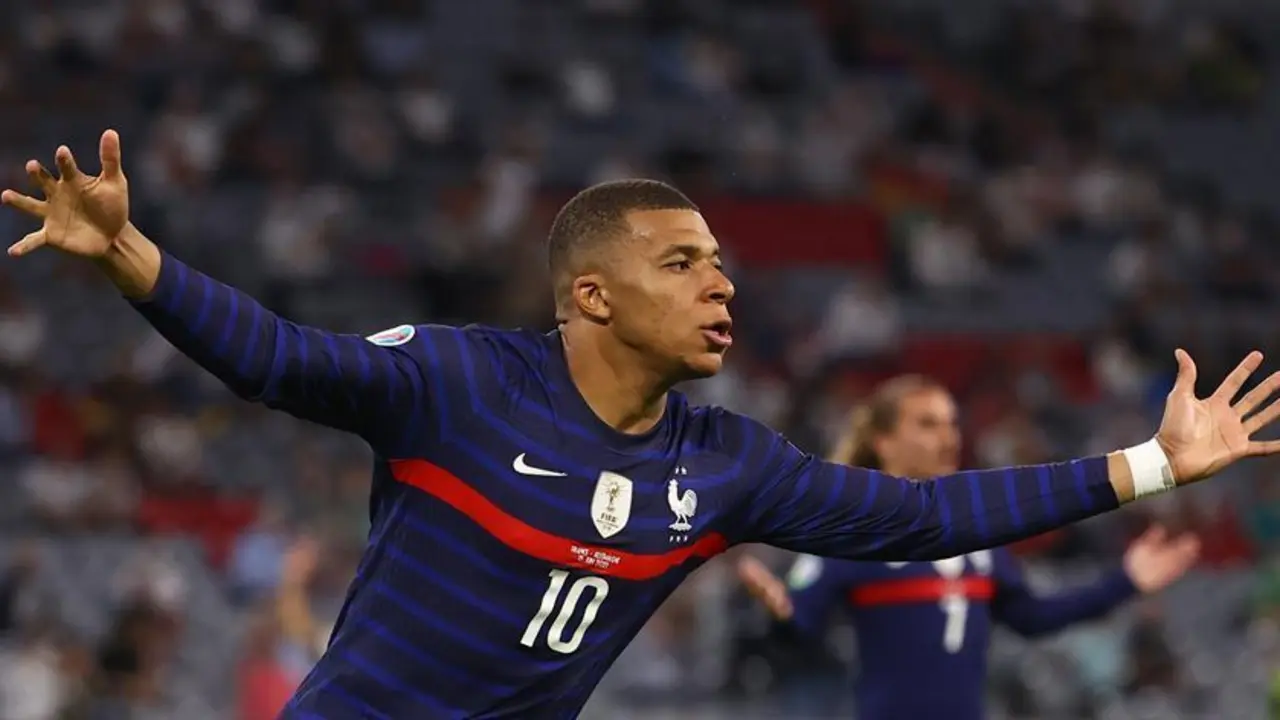Kylian Mbappe, de Francia, celebra tras marcar un gol que posteriormente fue anulado por fuera de juego. EFE/EPA/Kai Pfaffenbac