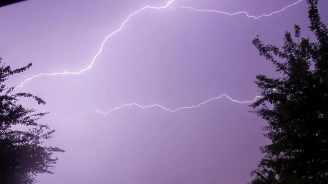 Rayos de tormenta en Suances (Cantabria). EFE/Pedro Puente Hoyos/Archivo