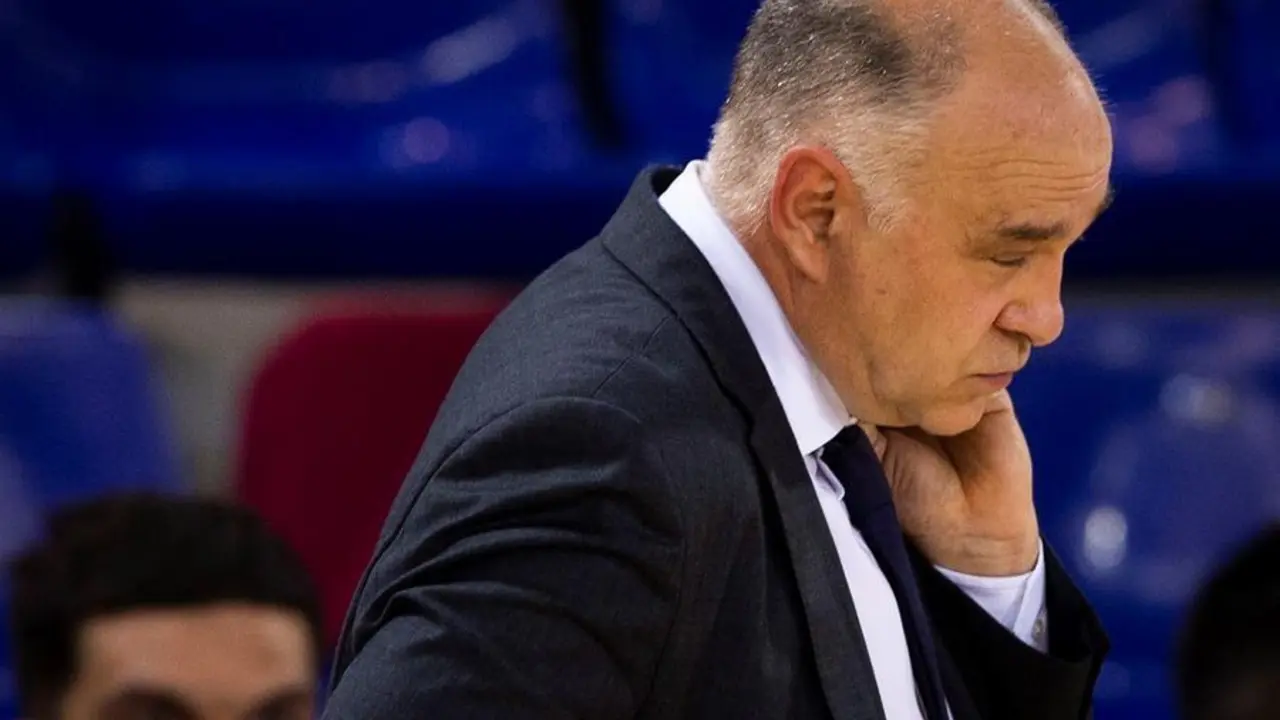 El entrenador del Real Madrid, Pablo Laso, durante el segundo partido de la final de la Liga Endesa que Bar&ccedil;a y Real Madrid juegan hoy martes en el Palau Blaugrana. EFE/ Enric Fontcuberta