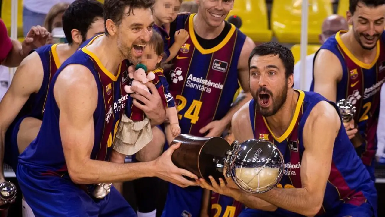 El capit&aacute;n del Bar&ccedil;a Pier Oriola (d) y Pau Gasol (i) levantan el trofeo que les acredita campeones de la Liga Endesa, tras derrotar al Real Madrid en el segundo encuentro de la final disputado hoy martes en el Palau Blaugrana, en Barcelona. EFE/ Enric Fontcuberta.