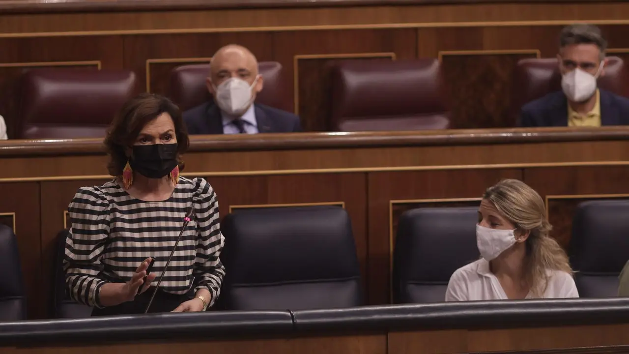 La vicepresidenta primera y ministra de la Presidencia, Relaciones con las Cortes y Memoria Democr&aacute;tica, Carmen Calvo, interviene en una sesi&oacute;n de control al Gobierno.