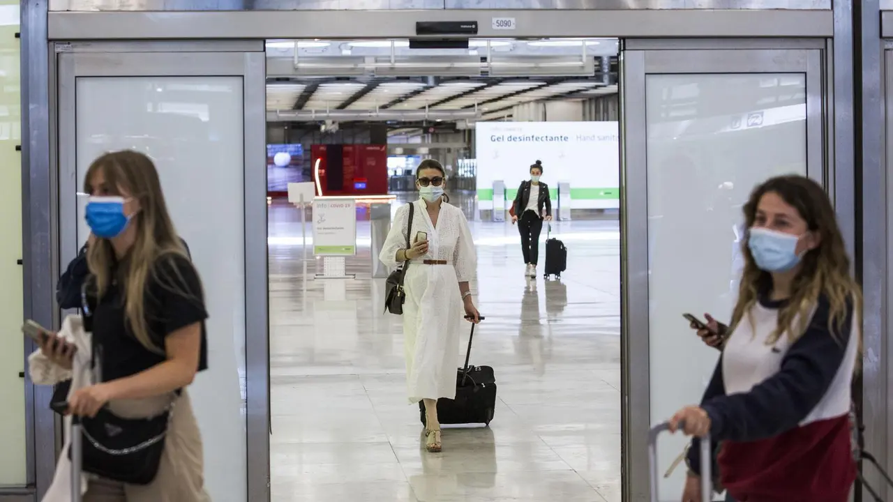 Pasajeros a su llegada a las instalaciones de la Terminal T4  del Aeropuerto Adolfo Su&aacute;rez Madrid-Barajas