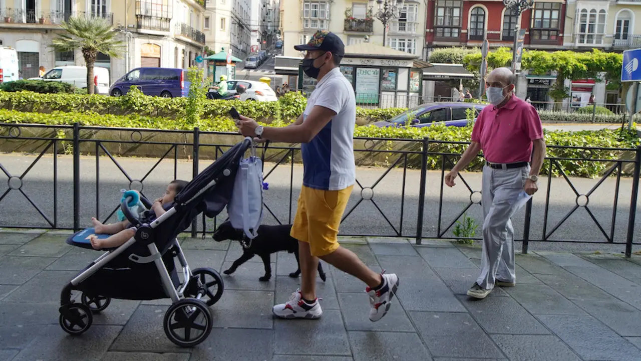Varias personas transitan por el centro de Santander. / Hardy