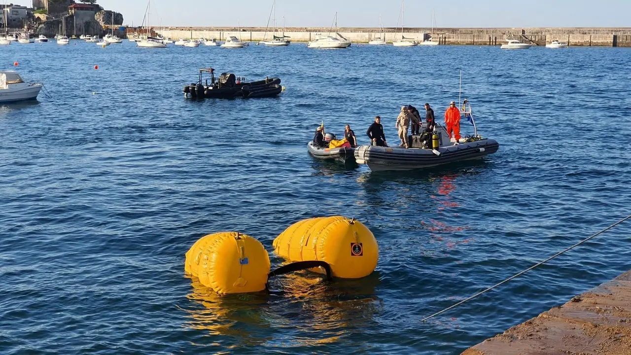 Recuperaci&oacute;n del muelle flotante del Ej&eacute;rcito que se llev&oacute; el oleaje en Castro Urdiales