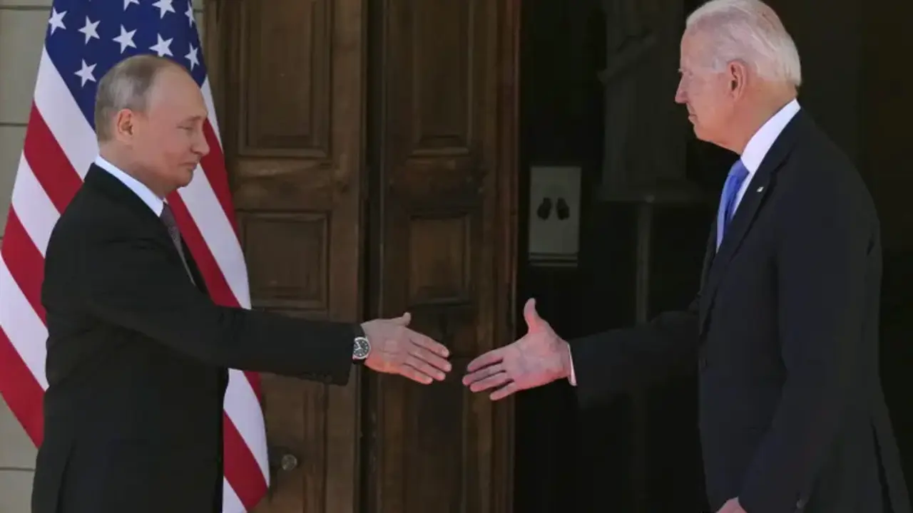 El presidente ruso Vladimir Putin, a la izquierda, y el presidente estadounidense Joe Biden se dan la mano durante su reuni&oacute;n en la "Villa la Grange" en Ginebra, Suiza. Fotograf&iacute;a: Alexander Zemlianichenko/AP