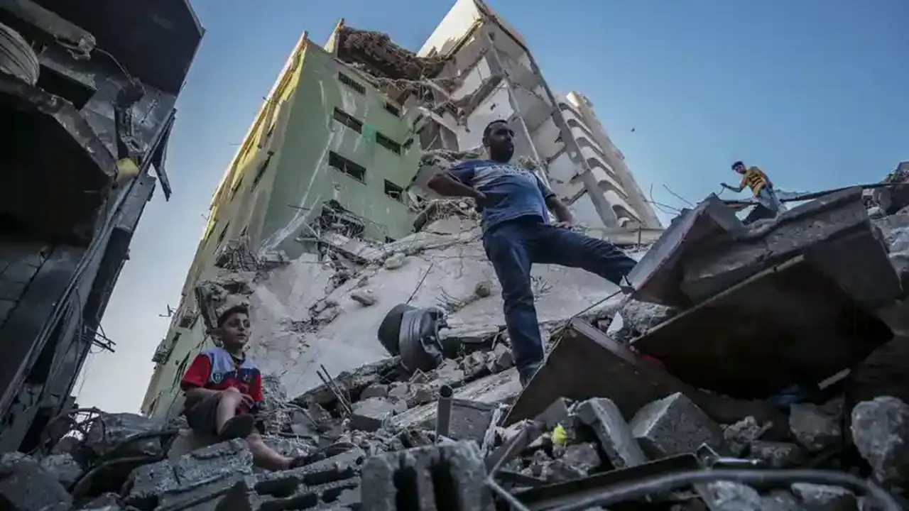 Un palestino observa los da&ntilde;os causados en su vivienda por un bombardeo israel&iacute; en la ciudad de Gaza. EFE/EPA/MOHAMMED SABER