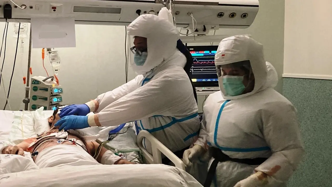 Archivo - Profesionales de la Unidad de Cuidados Intensivos (UCI) del Hospital Santa Luc&iacute;a est&aacute;n ensayando estos equipos que permiten optimizar los tiempos e incrementar la calidad del trabajo