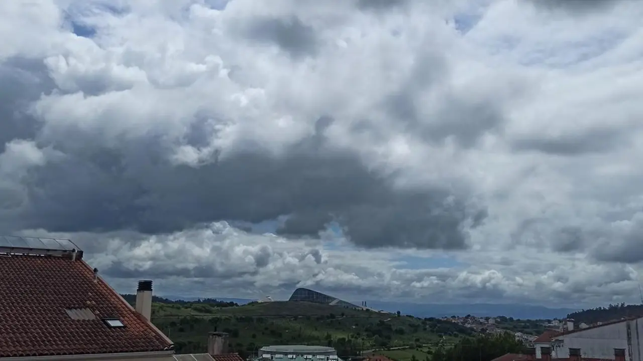 Archivo - Jornada de nubes y claros en Santiago de Compostela, con chubascos intermitentes