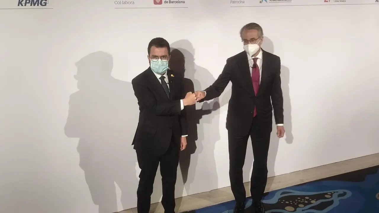 El presidente de la Generalitat, Pere Aragon&egrave;s, y el presidente del Cercle d'Economia, Javier Faus, antes de su intervenci&oacute;n en la Reuni&oacute;n Anual del Cercle d'Economia.