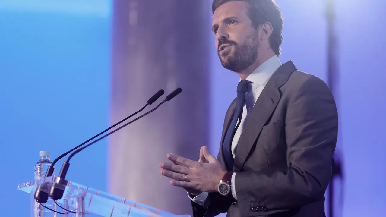 El l&iacute;der del PP, Pablo Casado, interviene en una rueda de prensa 