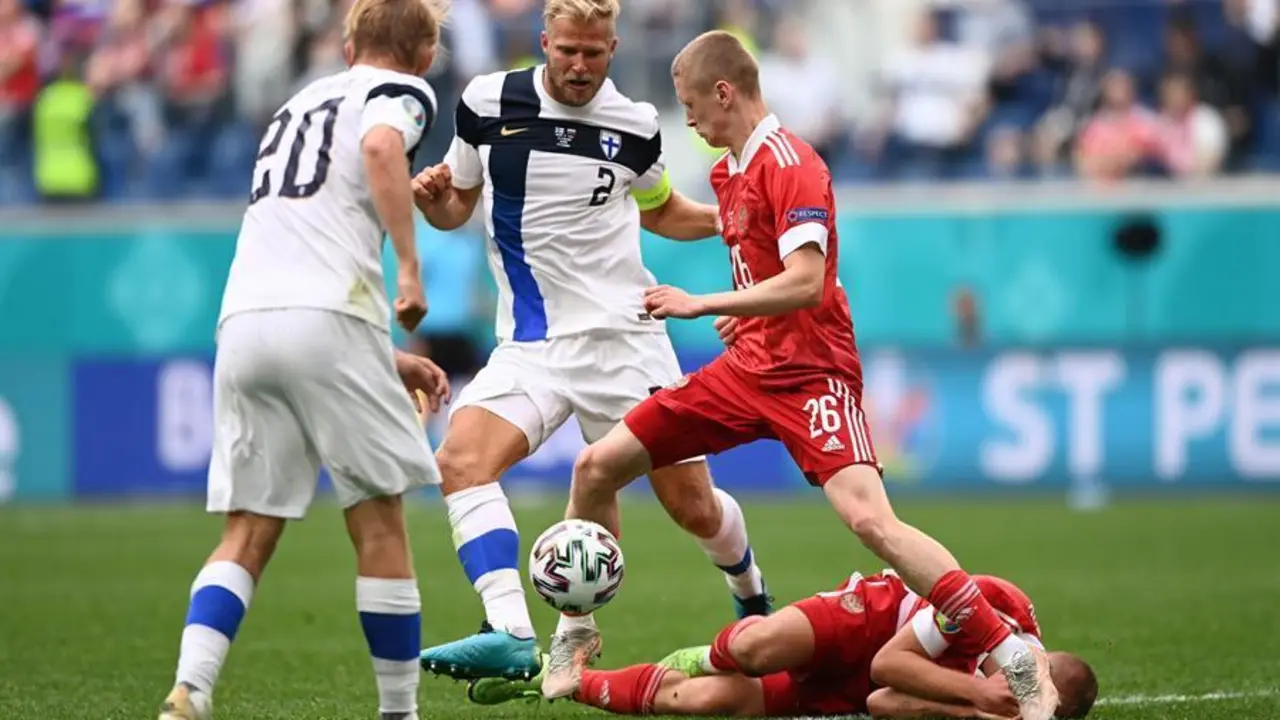 Paulus Arajuuri (2-L) de Finlandia en acci&oacute;n contra Maksim Mukhin (2-R) de Rusia durante el partido de f&uacute;tbol de la ronda preliminar del grupo B de la UEFA EURO 2020 entre Finlandia y Rusia en San Petersburgo, Rusia, 16 de junio de 2021. (Finlandia, Rusia) EFE/EPA/Kirill Kudryavtsev / POOL (RESTRICCIONES: S&oacute;lo para fines informativos editoriales. Las im&aacute;genes deben aparecer como im&aacute;genes fijas y no deben emular las secuencias de v&iacute;deo de la acci&oacute;n del partido. Las fotograf&iacute;as que se publiquen en las publicaciones en l&iacute;nea deber&aacute;n tener un intervalo de al menos 20 segundos entre la publicaci&oacute;n).