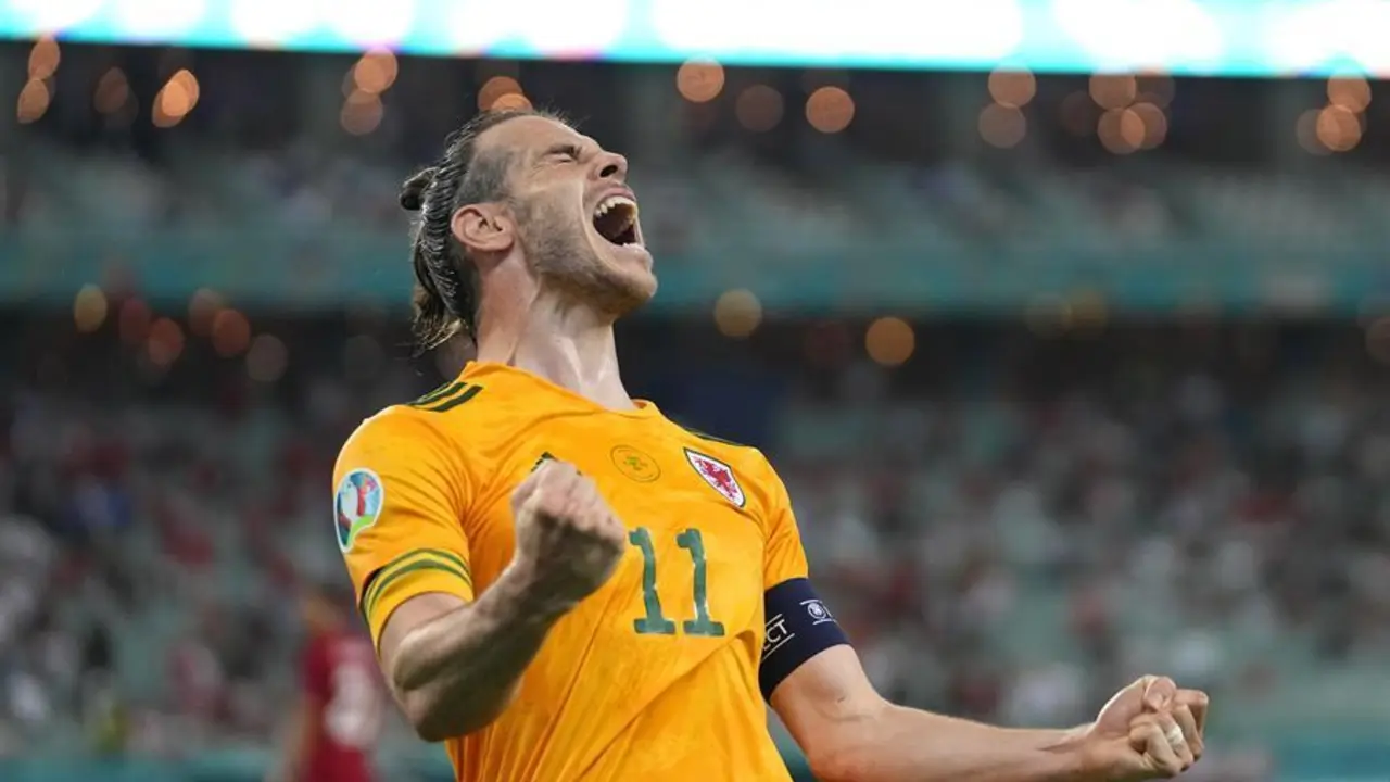 Gareth Bale, de Gales, celebra el 2-0 de su equipo durante el partido de f&uacute;tbol de la ronda preliminar del grupo A de la Eurocopa 2020 entre Turqu&iacute;a y Gales en Bak&uacute;, Azerbaiy&aacute;n, el 16 de junio de 2021. (Azerbaiy&aacute;n, Turqu&iacute;a) EFE/EPA/Darko Vojinovic