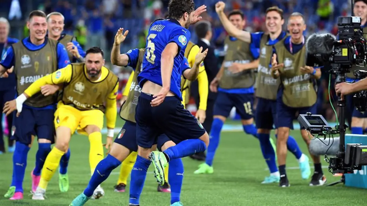Manuel Locatelli (C) de Italia celebra con sus compa&ntilde;eros de equipo despu&eacute;s de marcar el 1-0 durante el partido de f&uacute;tbol de la ronda preliminar del grupo A de la Eurocopa 2020 entre Italia y Suiza en Roma, Italia, el 16 de junio de 2021. (Italia, Suiza, Roma) EFE/EPA/Ettore Ferrari
