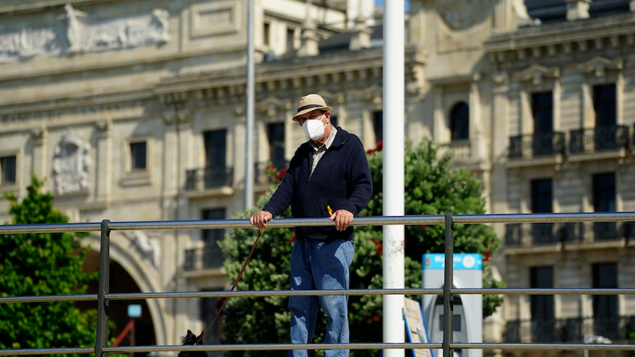 Una persona observa al fot&oacute;grafo en el Paseo Pereda de Santander. / Hardy