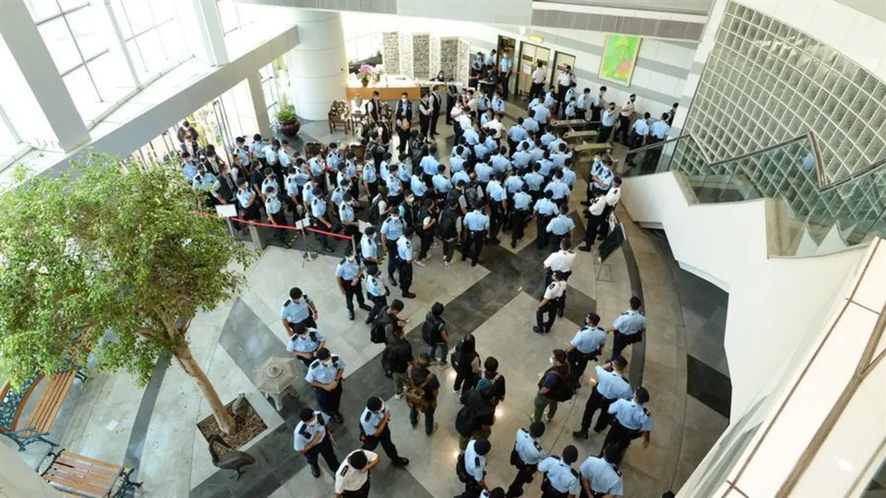 Una foto de mano facilitada por Apple Daily muestra a agentes de polic&iacute;a llegando a la oficina de Next Media, editor de Apple Daily, en Hong Kong, China, el 17 de junio de 2021. La polic&iacute;a de seguridad nacional de Hong Kong detuvo a cinco directores del peri&oacute;dico Apple Daily bajo la sospecha de conspiraci&oacute;n para coludir con fuerzas extranjeras en virtud de la legislaci&oacute;n impuesta por China. EFE/EPA/APPLE DAILY / HANDOUT HONG KONG Y TAIWAN OUT HANDOUT EDITORIAL USE ONLY/NO SALES