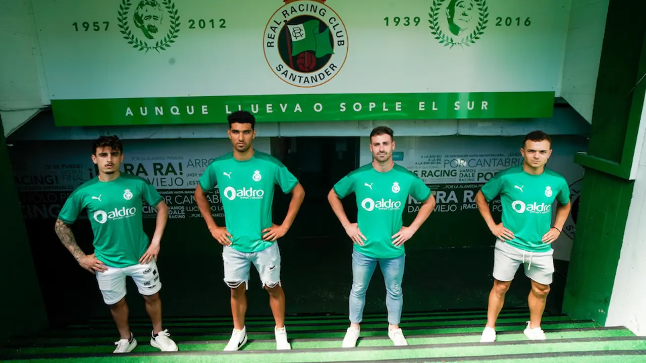 De izquierda a derecha, Iv&aacute;n Alonso, Brayan, Dani Salas y Sa&uacute;l Garc&iacute;a, en el t&uacute;nel de vestuarios de Los Campos de Sport.