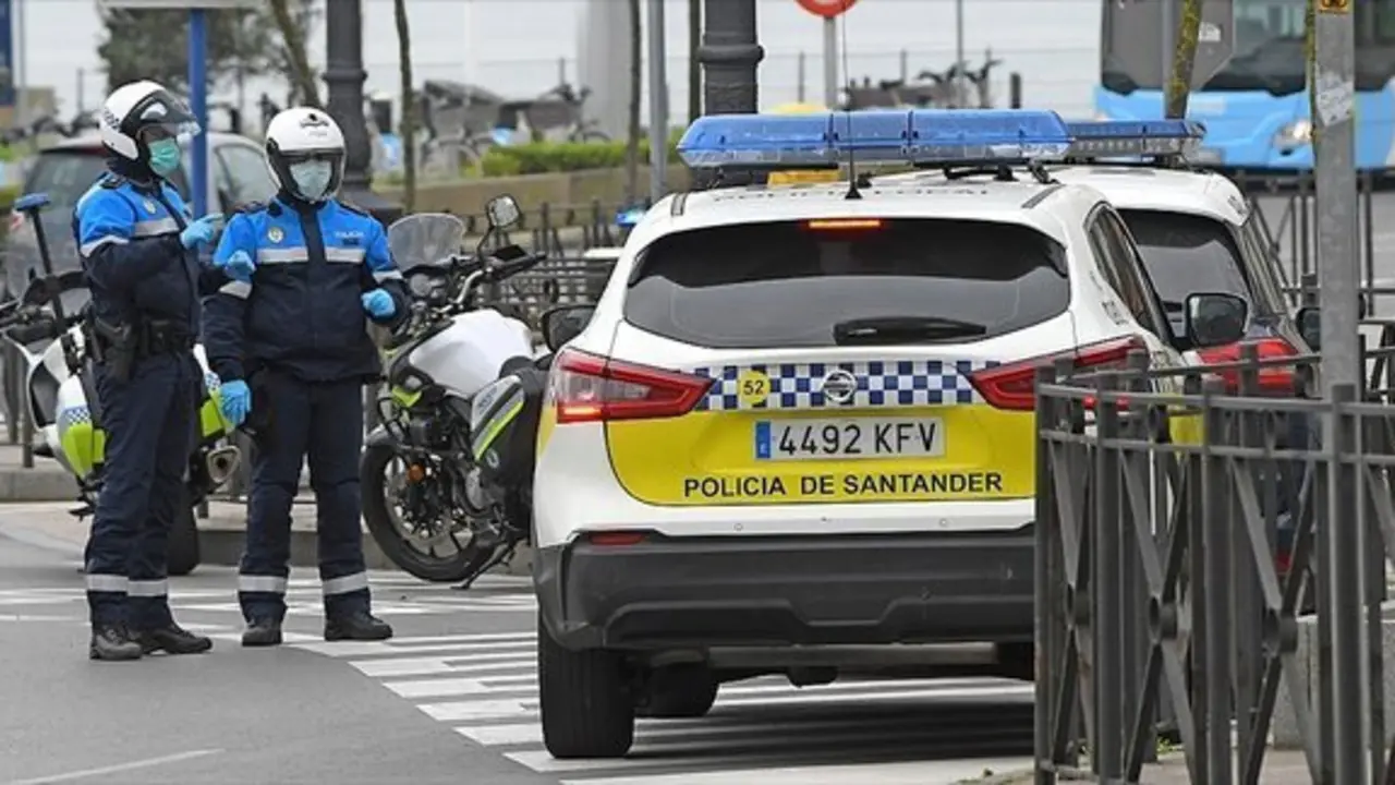 Dos agentes de la Polic&iacute;a Local de Santander. / Hardy