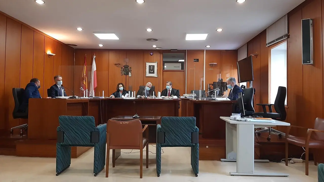 Secci&oacute;n Tercera Audiencia Provincial. Jucio a un polic&iacute;a local de Santander acusado de falsificar un documento para evitar una multa