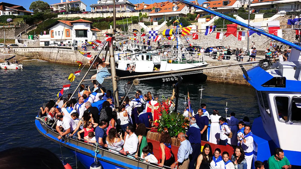 Procesion maritima del Cristo del Amparo en una edici&oacute;n pasada. / ALERTA