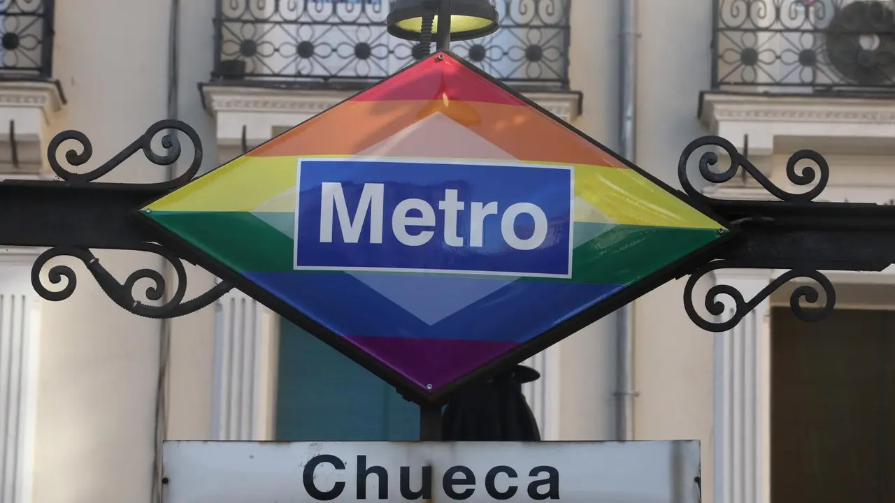 Archivo - Metro de Chueca tras su cambio de imagen con motivo de la celebraci&oacute;n del Orgullo LGTBI+ 2020, en la Plaza de Chueca, Madrid (Espa&ntilde;a), a 29 de junio de 2020.