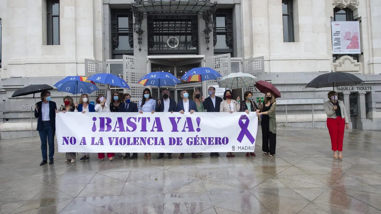 Pancarta contra la violencia de g&eacute;nero, durante el minuto de silencio convocado por el Ayuntamiento de Madrid condenando el asesinato de una vecina de Moratalaz.