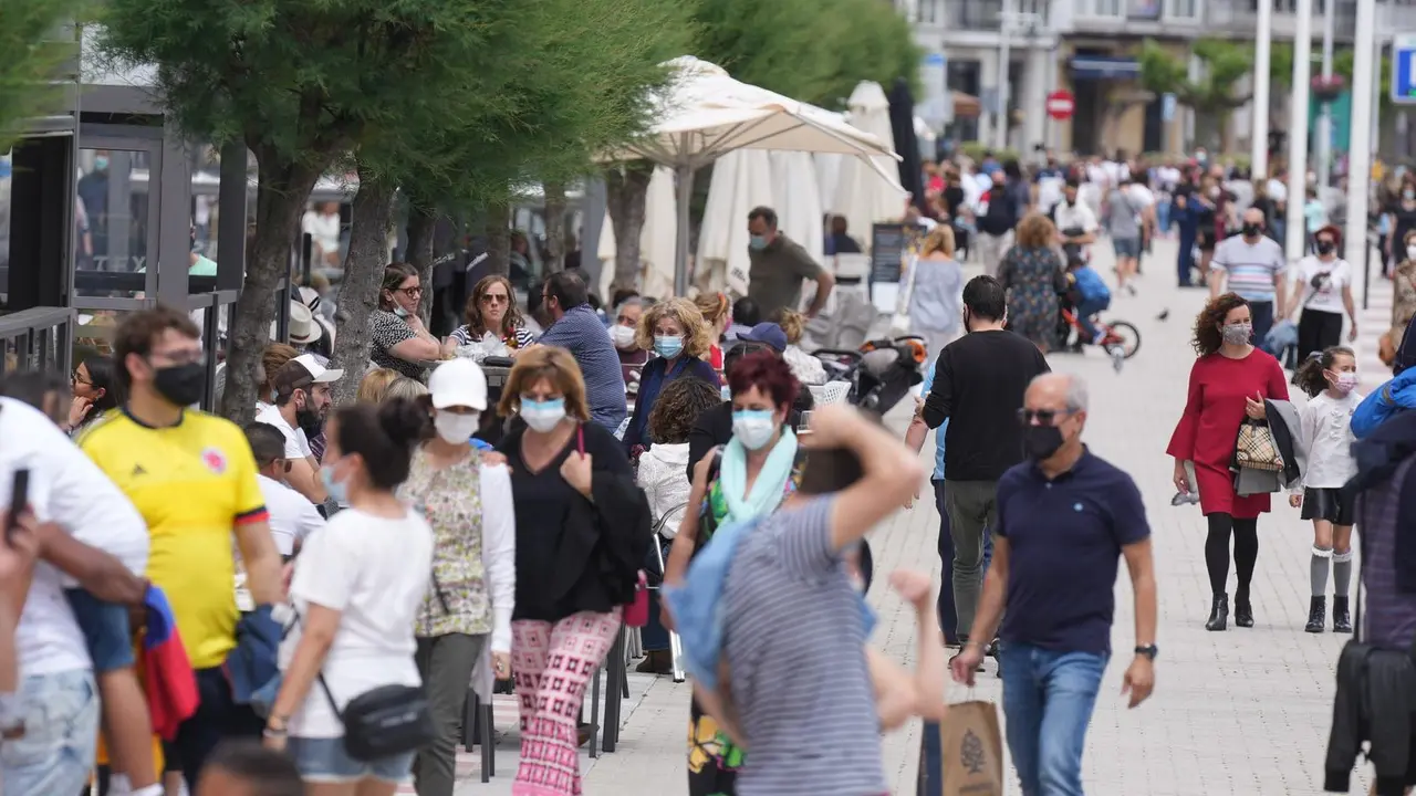 Archivo - Las calles de Castro Urdiales llenas de gente.